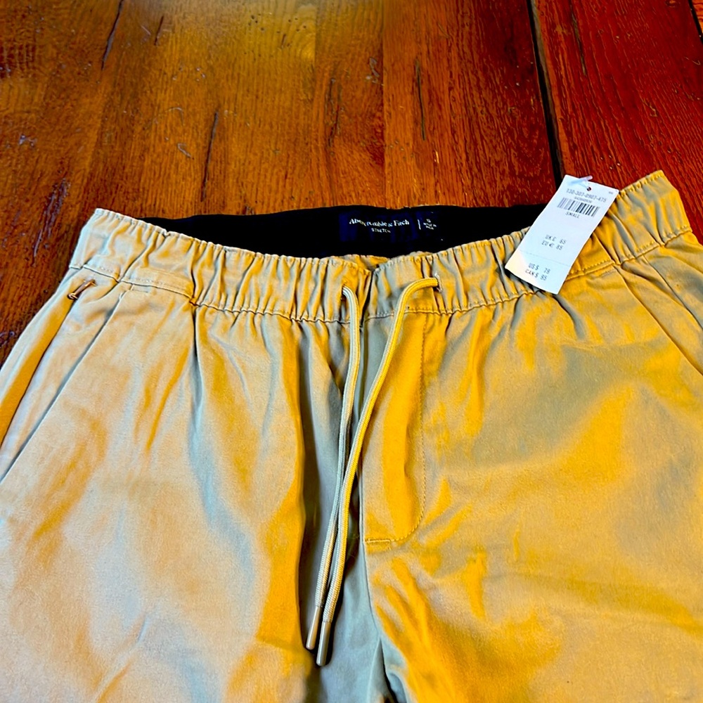 NWT Ambercombie khaki men’s joggers size small